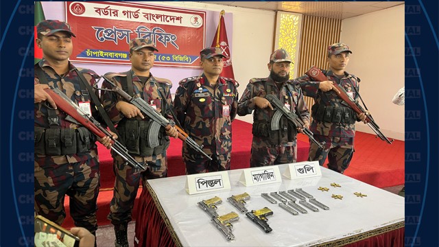 চাঁপাইনবাবগঞ্জ সীমান্তে আমেরিকান ৪ আগ্নেয়াস্ত্র উদ্ধার