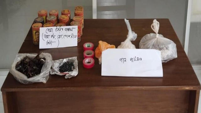 শিবগঞ্জে বিপুল পরিমাণ পরিত্যাক্ত গান পাউডার ও ককটেল তৈরির সামগ্রী উদ্ধার