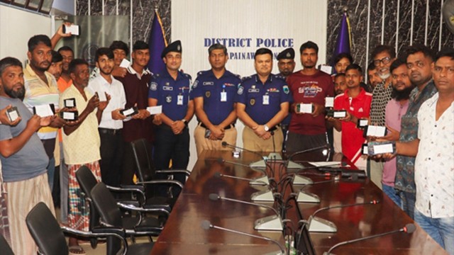 হারিয়ে যাওয়া ৩০টি মোবাইল উদ্ধার করে মালিকদের দিল চাঁপাইনবাবগঞ্জ জেলা পুলিশ