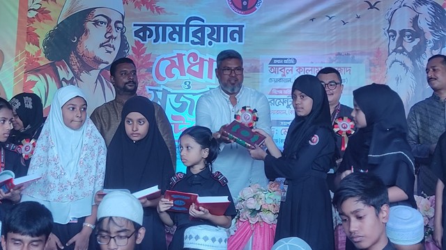 রাজশাহীতে ক্যামব্রিয়ান ইন্টারন্যাশনাল স্কুলে শিক্ষার্থীদের ১২০টি কোরআন শরিফ উপহার