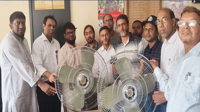 হাসপাতালে চাঁপাইনবাবগঞ্জ জেলা নজেকশিস-এর উপহার প্রদান