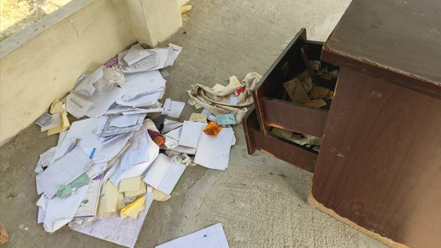 শিবগঞ্জে বিএনপির কার্যালয়ে ভাঙচুর করে ধানের শীষ খালের পানিতে নিক্ষেপ