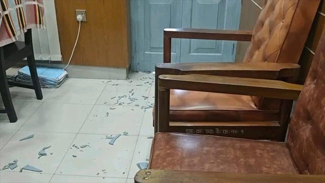বিদ্যুৎ নিয়ে সমালোচনার অভিযোগে ছাত্রদল-স্বেচ্ছাসেবক দলের আদালতে ভাঙচুর