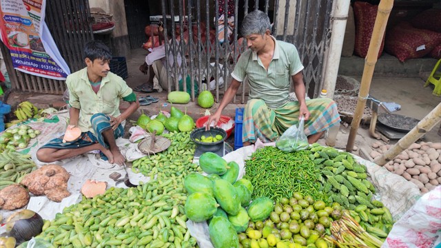 রাজশাহীতে সবজির বাজার স্থিতিশীল, দাম বেড়েছে ডিম-মুরগীর