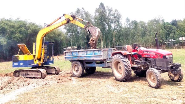 মাটিখেকোদের দৌরাত্ম্যে লুট হচ্ছে ফসলি জমির টপসয়েল, নিশ্চুপ প্রশাসন