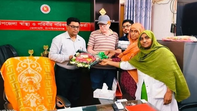 ভোলাহাট উপজেলা স্বাস্থ্য কমপ্লেক্সে নবযোগদানকৃত পরিবার পরিকল্পনা কর্মকর্তাকে ফুলেল শুভেচ্ছা